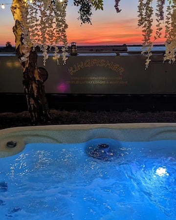 Kingfisher narrowboat, Chesterfield Canal